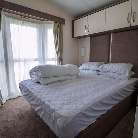 Modern 6 Berth Caravan At Highfield Grange In Essex Ref 26609P Clacton-on-Sea Exterior foto